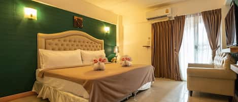 Cortinas blackout, wifi gratis y ropa de cama