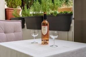 Outdoor dining - Studio for 2 people - Split region with Sea view - close to commodities (Baška Voda)