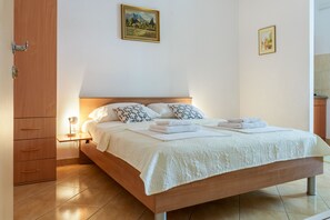 Fer et planche à repasser, accès à Internet, literie fournie