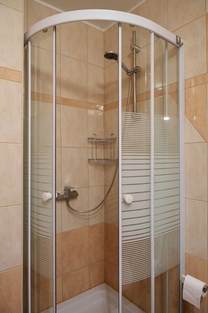Badewanne, Haartrockner, Handtücher
