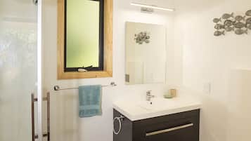 Casa, 2 habitaciones | Baño | Ducha, secador de pelo, toallas y jabón
