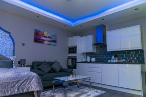 Superior Suite, Ensuite (First Floor Front Flat) | Interior - Aphrodite Suites Huddersfield (Huddersfield)