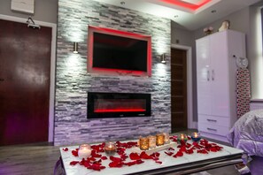 Superior Suite, Ensuite (First Floor Front Flat) | Lounge - Aphrodite Suites Huddersfield (Huddersfield)