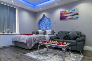 ห้องซูพีเรียสวีท, ห้องน้ำในตัว (First Floor Front Flat) | ภายใน