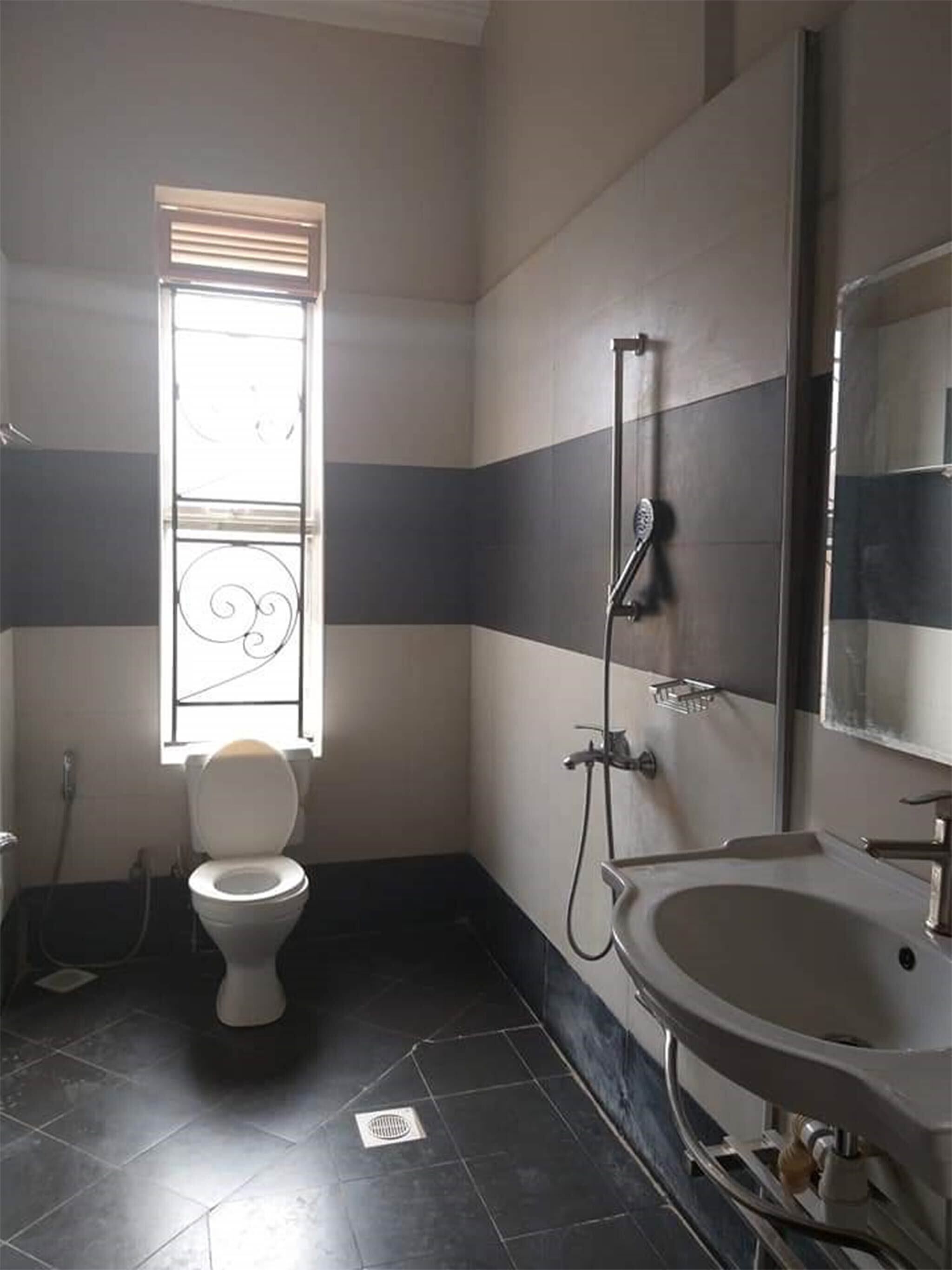 Ein Badezimmer mit Toilette, Dusche und Waschbecken.