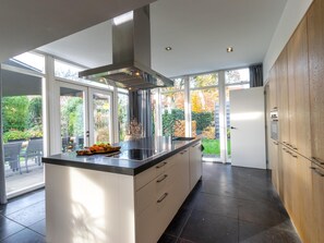 冷蔵庫、電子レンジ、コンロ、食器洗い機