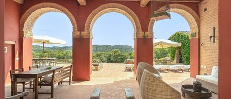 屋外ダイニングエリア