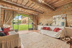 Fernseher, Kamin, DVD-Player, Stereoanlage