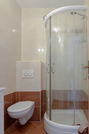 Baignoire, sèche-cheveux, serviettes fournies