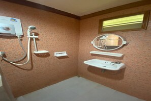 Regadera, bidet, toallas, jabón 