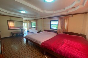 Fjölskyldusvíta | Skrifborð, ókeypis þráðlaus nettenging, rúmföt