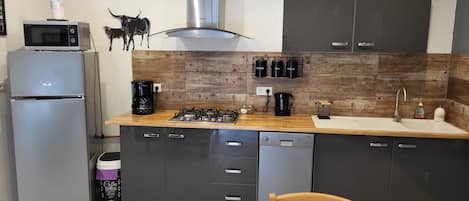 Kühlschrank, Mikrowelle, Herdplatte, Geschirrspüler