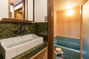 บ้านพัก, ปลอดบุหรี่ | ห้องน้ำ | อ่างอาบน้ำและฝักบัวแยกจากกัน, ไดร์เป่าผม, รองเท้าสวมภายในห้อง