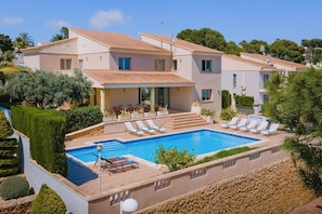 Unclassified image, 4 of 25, button