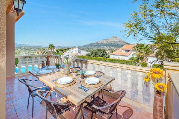 Unclassified image, 1 of 22, button