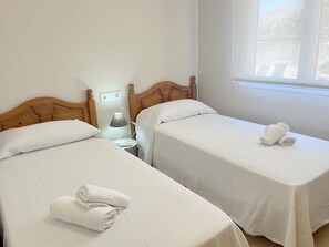 4 chambres, coffres-forts dans les chambres, fer et planche à repasser
