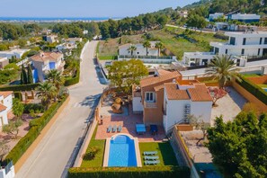 Unclassified image, 2 of 22, button