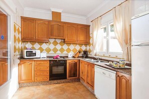 Een koelkast, een microgolfoven, een oven, een vaatwasser