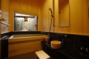 Rumah, Bebas Asap Rokok | Kamar mandi | Bathtub dan shower terpisah, pengering rambut,  dan sandal