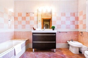 Bathtub, towels - 0343 Villa Naranjo Elefante (Javea / Xàbia)