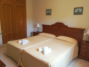 3 chambres, coffres-forts dans les chambres, fer et planche à repasser