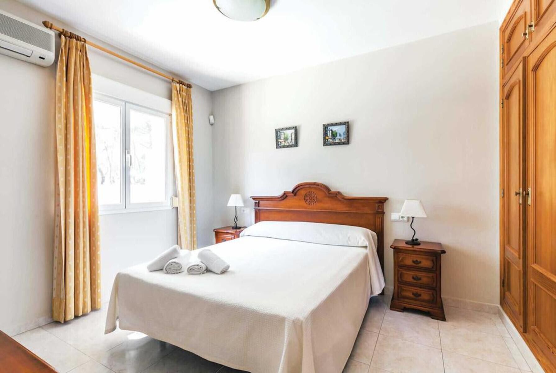 2 bedrooms, in-room safe, iron/ironing board, free WiFi