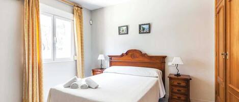 2 bedrooms, in-room safe, iron/ironing board, free WiFi