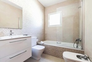 A modern bathroom with a shower, toilet, and sink. - 3383 Villa Encina en Moraira (Moraira)