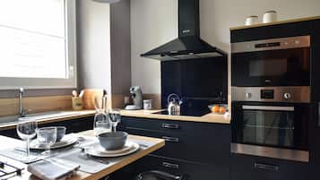 Réfrigérateur, micro-ondes, four, plaque de cuisson