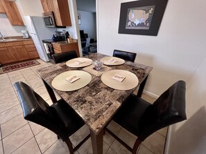 Dining - Apartment, Free Breakfast, Close by Rexburg Temple & BYUI. Parks. Yellowstone.  (Rexburg)