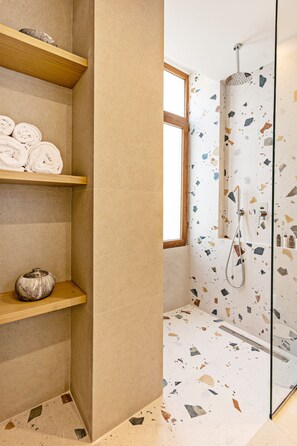 Comfort Apartment (1) | Bathroom | Shower, hair dryer, towels