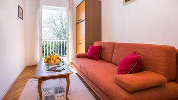 Lejlighed (One-Bedroom Apartment with Balcony an) | Stue