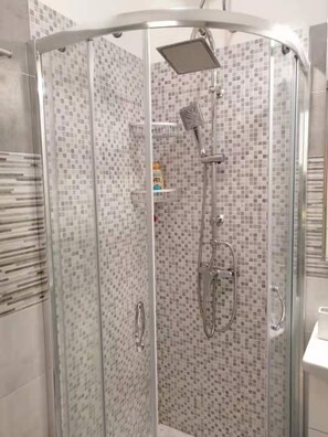 Ducha, secador de pelo, bidé y toallas