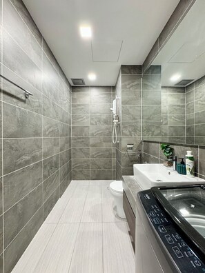 Deluxe Studio | Bathroom | Shower, rainfall showerhead, free toiletries, hair dryer