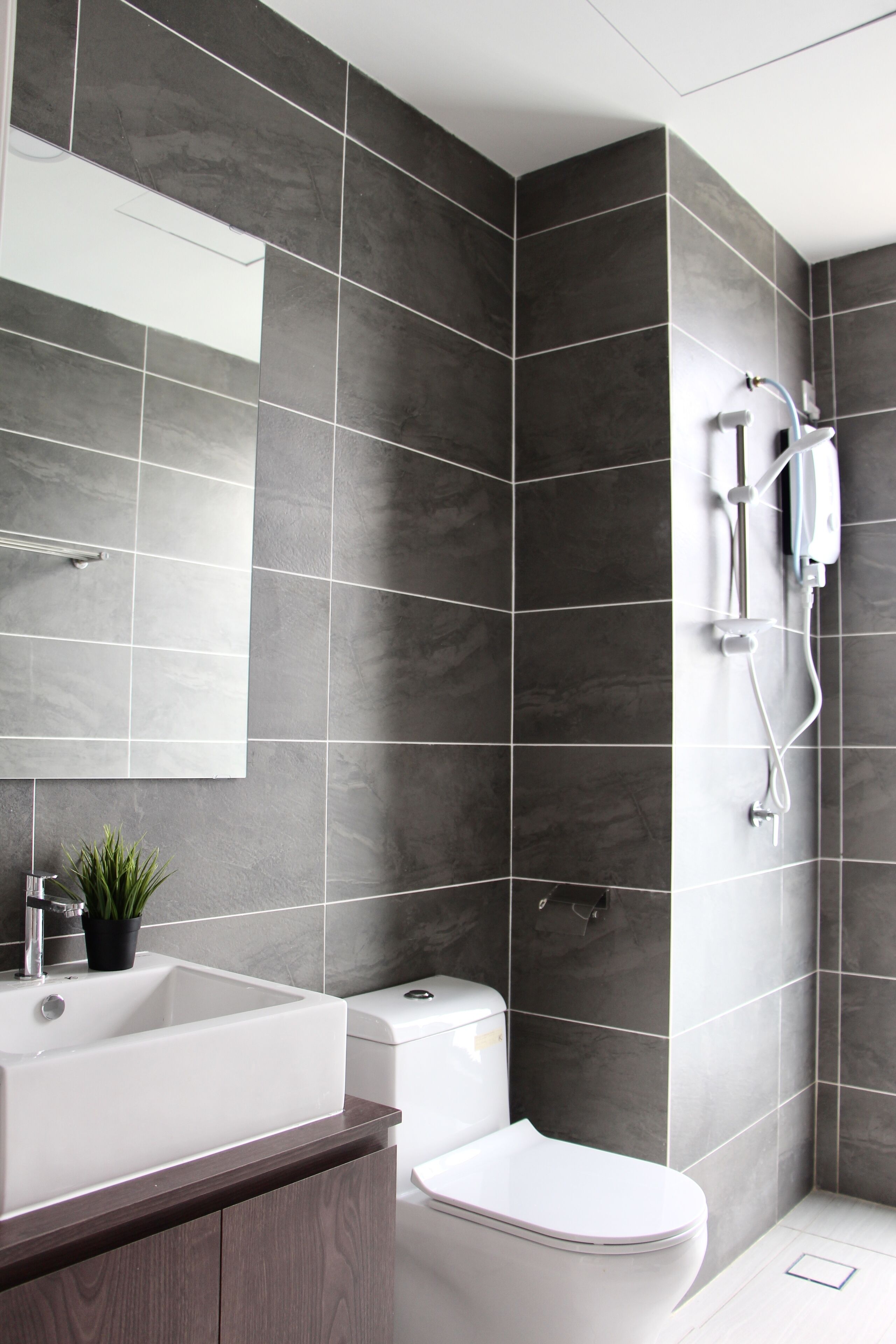Un baño moderno con bañera, inodoro y ducha.