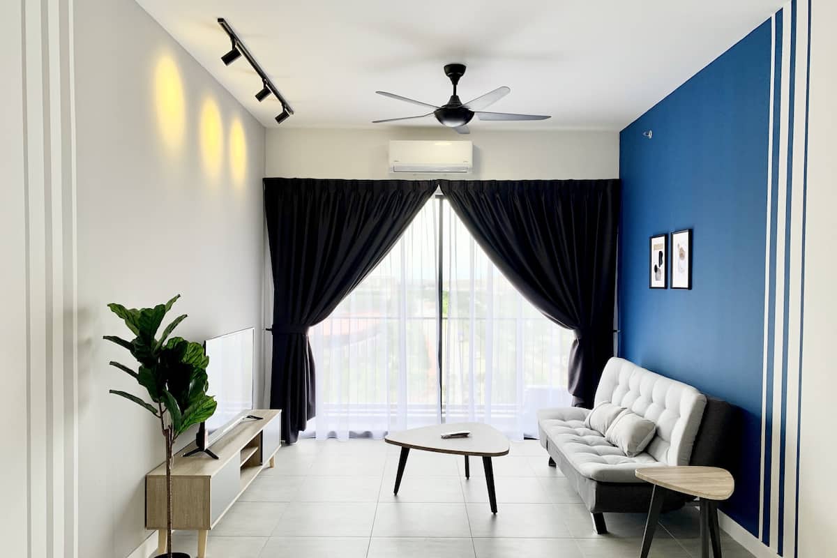 Family Room, 3 Bedrooms | Living area | 50-cm TV with cable channels, Netflix, streaming services
