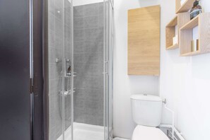 Een douche, een haardroger, handdoeken