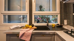 Kühlschrank, Mikrowelle, Ofen, Herdplatte