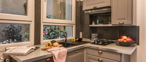 Een koelkast, een magnetron, een oven, een kookplaat