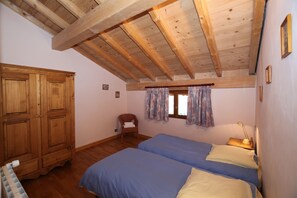 5 bedrooms, iron/ironing board, WiFi, bed sheets