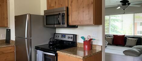 Kühlschrank, Mikrowelle, Ofen, Herdplatte