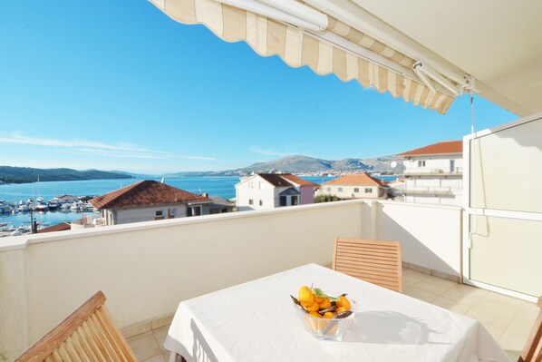 Outdoor dining - PRGA 4, sea view apartment near Copacabana beach (Okrug Gornji)