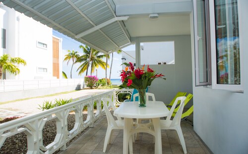 Nautile: Lovely garden side apartment on Trou aux biches beach