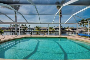 Alberca al aire libre y alberca climatizada