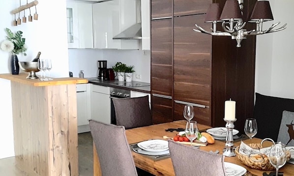 Appartement | Privékeuken | Een koelkast/vriezer, een oven, een kookplaat, een vaatwasser