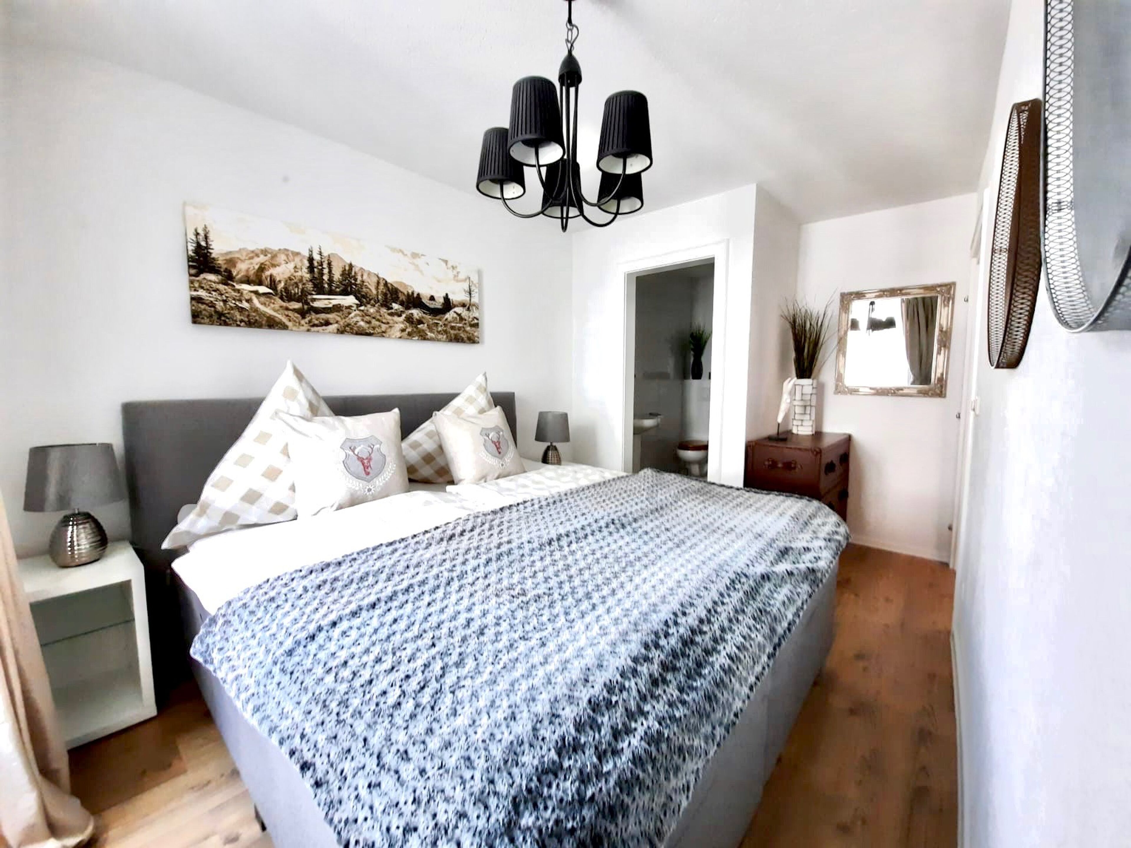 2 bedrooms, individually decorated, desk, laptop workspace