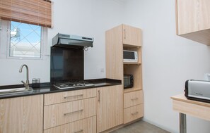 Kylskåp, mikrovågsugn, ugn och spishäll