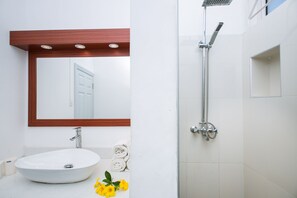 Dusj, håndklær, såpe og toalettpapir