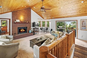 電視、壁爐、電子遊戲、DVD 播放機