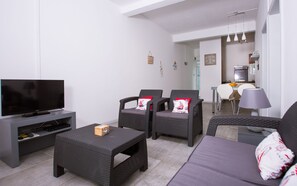 Smart TV - Argonaute: Private seafront apartment (trou aux biches, pamplemousses)